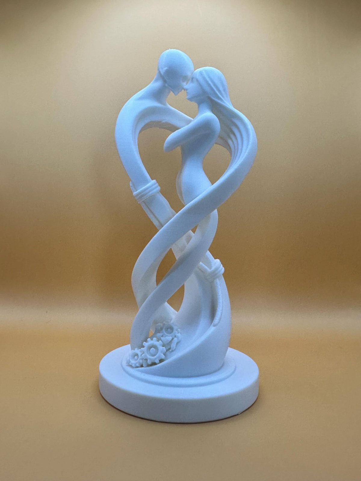 Statue couple enlacé – Sculpture romantique minimaliste