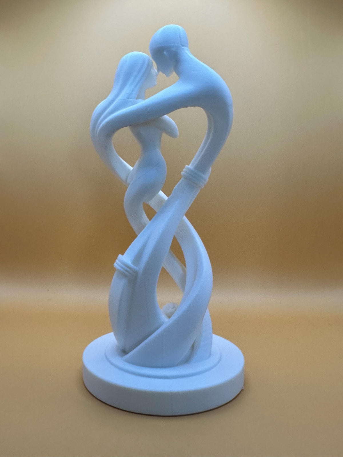 Statue couple enlacé – Sculpture romantique minimaliste
