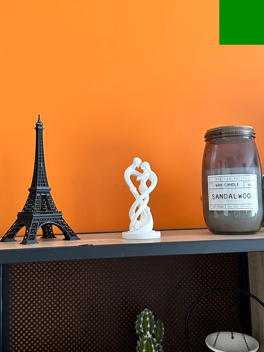 Statue couple enlacé – Sculpture romantique minimaliste